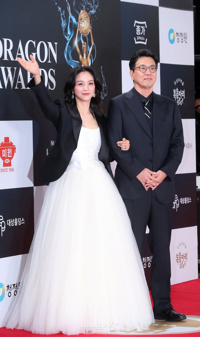 배우 탕웨이, 김태용 감독 부부가 29일 오후 서울 영등포구 여의도동 KBS 신관홀에서 진행된 '제45회 청룡영화상' 레드카펫 행사에 참석해 포즈를 취하고 있다. 2024.11.29 /사진=김창현 chmt@