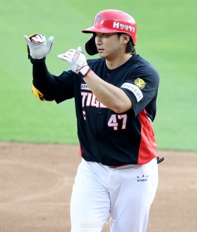 The 2026 Shinhan SOL KBO League Doosan Bears vs. KIA Tigers game was held on the 18th at Seoul Jamsil Baseball Stadium. After hitting a left-field single with no outs in the bottom of the fifth inning, KIA's Na Sung-beom made an appearance and performed a ceremony. /Photo=Kim Jin-kyung kim.jinkyung@