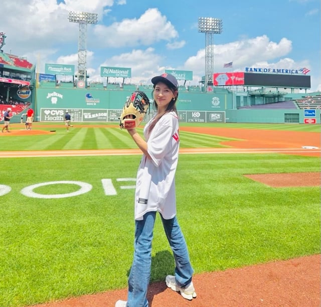 Ha Ji-won threw the ceremonial pitch on the morning of the 23rd. /Photo=Ha Ji-won official SNS