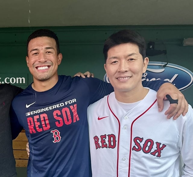 Korean-American outfielder Jumai Jones (left) and Kim Byung-hyun. /Photo=Boston Red Sox official podcast 'Play Test' official SNS