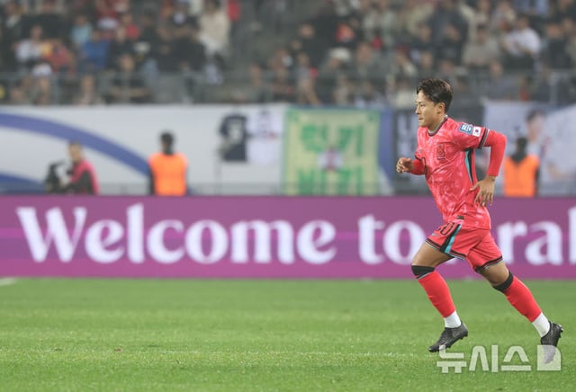 Lee Seung-woo is seen coming on as a substitute during the match between South Korea and Iraq, the 4th game of Group B in the 3rd round of Asian qualifiers for the 2026 North American World Cup, held at Yongin Mir Stadium, Gyeonggi Province, on October 15, 2024. /Photo=NEWSIS