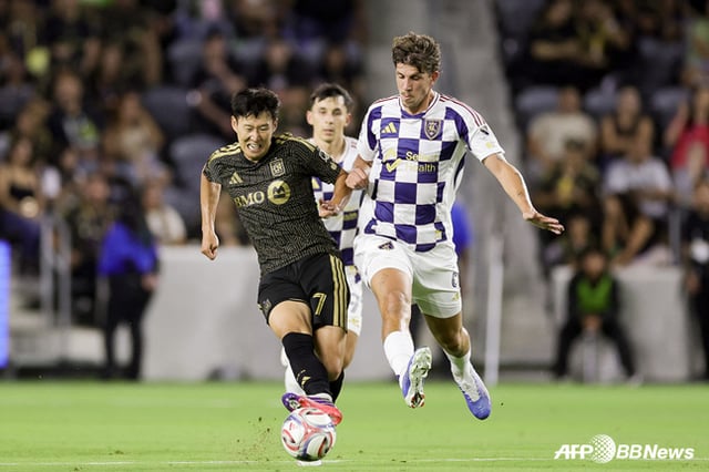 Son Heung-min (left) focusing on the match. /AFPBBNews=NEWS1