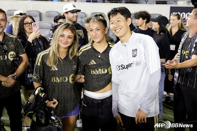 Casey Eugene Fair (center) and Son Heung-min (right). /AFPBBNews=NEWS1