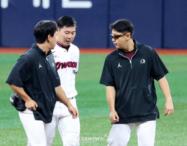 Kiwoom left fielder Hira was substituted due to injury after making a spectacular defensive play on Samsung's Koo Ja-wook's hit in the top of the 10th inning with two outs and a runner on second base at the 2026KBO League Kiwoom Heroes vs. Samsung Lions game held at Gocheok Sky Dome on the 23rd. 2026.07.23. /Photo=Senior reporter Kang Young-jo cameratalks@