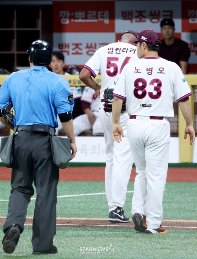 The 2026 Shinhan SOL KBO League match between Kiwoom Heroes and Samsung Lions was held at Gocheok Sky Dome in Seoul on the 22nd. Kiwoom's starting pitcher Alcantara was substituted after intentionally hitting Lee Jae-hyun of Samsung with a pitch with no outs in the top of the 5th inning and feeling an abnormality in his body. /Photo=Chief correspondent Kim Jin-kyung kim.jinkyung@