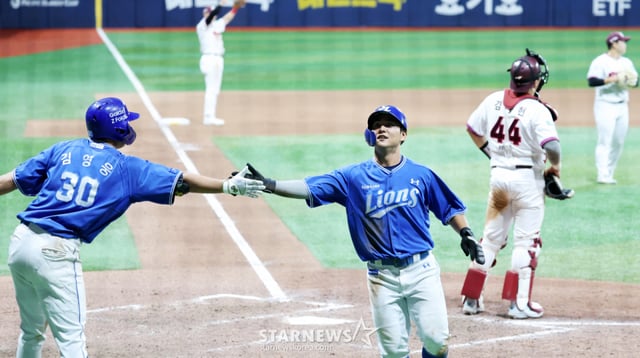 삼성 최형우 대주자 양우현이 23일 고척스카이돔에서 열리는 2026KBO리그 키움히어로즈와 삼성라이온즈 경기 11회초 2,3루 이재현 외야플라이때 홈언더베이스 세이프되고 있다.. 2026.07.23. /사진=강영조 cameratalks@