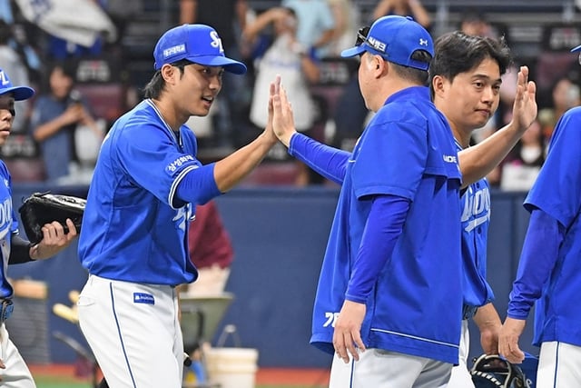 Tras finalizar el partido del día 23, Lee Jae-hyun (izquierda) y el entrenador Park Jin-man. /Foto=Federación Coreana de Béisbol Profesional Samsung Lions