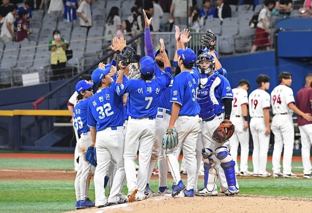 El equipo de Samsung realiza una ceremonia tras la victoria. /Foto=Lions de Samsung