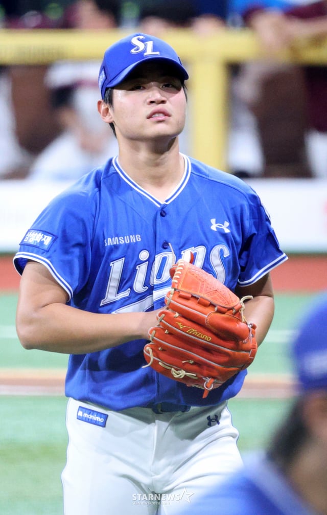 The '2026 Shinhan SOL KBO League Kiwoom Heroes vs. Samsung Lions' game was held at Seoul Gocheok Sky Dome on the 22nd. After completing four innings of pitching, Samsung starter Kim Baek-san heads toward the dugout. /Photo=Chief correspondent Kim Jin-kyung kim.jinkyung@