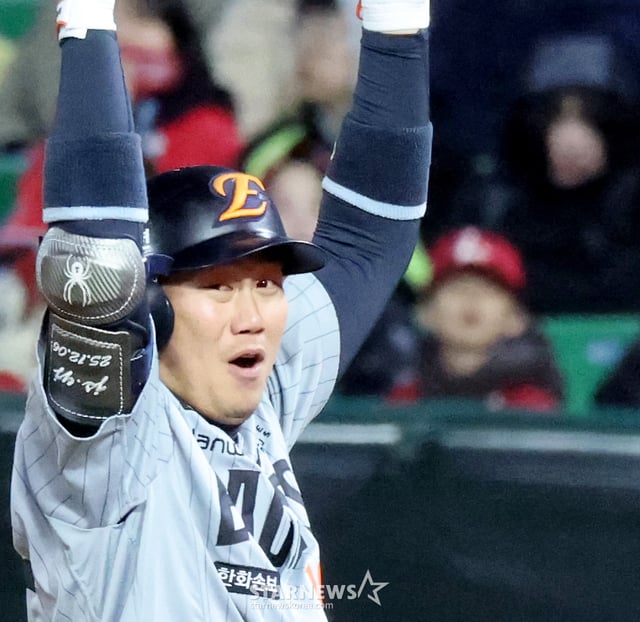 ハンファの河柱錫（ハ·ジュソク）が7日、ランダースフィールドで行われた2026KBOリーグのハンファイーグルスとSSGランダースシーズン初試合の3回表、2死満塁で2打点のタイムリーヒットを放った後、歓呼している。    雪は3塁の応援席に向かった。2026.04.07.韓化（ハンファ）の河柱錫（ハ·ジュソク）が7日、ランダースフィールドで行われた2026KBOリーグの韓化イーグルスとSSGランダースシーズン初試合の3回表、2死満塁で2打点の適時打を放った後、歓呼している。  2026.04.07.一方、3塁には妻の金ヨンジョンが熱烈に彼を祝っている。 /写真=カン·ヨンジョ cameratalks@