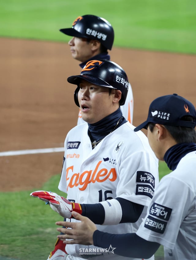 ハンファの7番打者ハ·ジュソクが30日、大田（テジョン）ハンファ生命ボールパークで行われた2025KBOリーグのハンファイーグルスとLGツインズの韓国シリーズ第4戦の4回裏、1死2、3塁から奥深い内野ゴロで3塁走者をホームに呼び入れた後、祝いを受けている。   2025.10.30./写真=カン·ヨンジョ cameratalks@