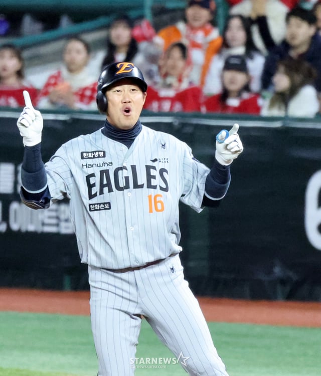 ハンファの河柱錫（ハ·ジュソク）が7日、ランダースフィールドで行われた2026KBOリーグのハンファイーグルスとSSGランダースシーズン初試合の3回表、2死満塁で2打点のタイムリーヒットを放った後、歓呼している。  2026.04.07./写真=カン·ヨンジョ cameratalks@