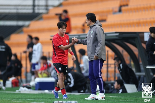 Lee Min-seong, head coach of the South Korean U-23 national football team (right), is encouraging Yoon Do-young. /Photo=Korea Football Association