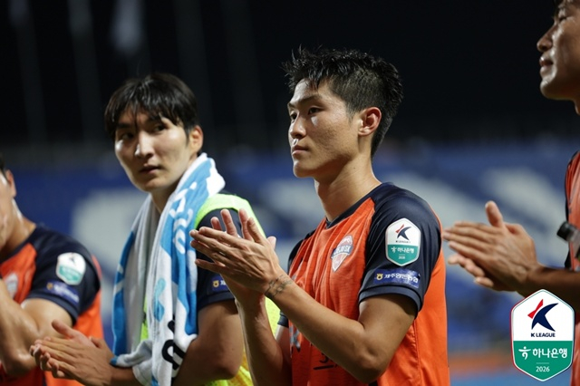 강원FC 선수단이 제주SK전을 마친 뒤 인사하고 있다. /사진=한국프로축구연맹 제공