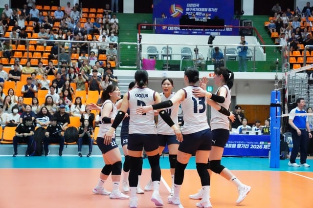 韓国女子バレーボール代表チームの選手たちが23日、忠清北道堤川(チュンチョンプクト·チェチョン)体育館で行われたインドネシアとの1次評価戦で得点後、一緒に喜んでいる。 /写真=大韓バレーボール協会提供
