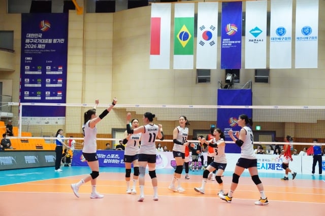 韓国女子バレーボール代表チームの選手たちが23日、忠清北道堤川(チュンチョンプクト·チェチョン)体育館で行われたインドネシアとの1次評価戦で得点後、一緒に喜んでいる。 /写真=大韓バレーボール協会提供