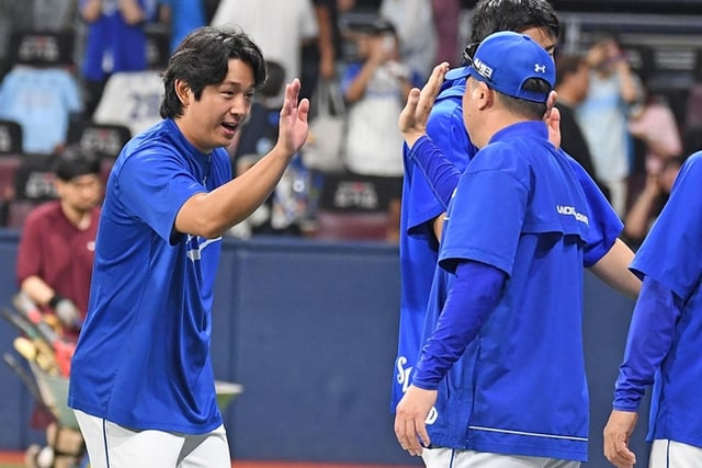 After the game on the 23rd, Yang Chang-seop (left) and manager Park Jin-man. /Photo=Samsung Lions
