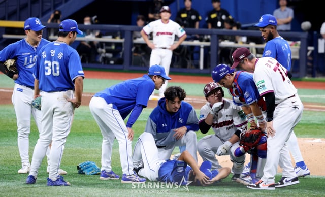 Samsung starting pitcher Yang Chang-seop is hit by a ball from Ahn Chi-hong and falls to the ground during the bottom of the fourth inning with two outs and a runner on first base in the 2026 KBO League Kiwoom Heroes vs. Samsung Lions game held at Gocheok Sky Dome on the 23rd. 2026.07.23. /Photo=Senior reporter Kang Young-jo cameratalks@