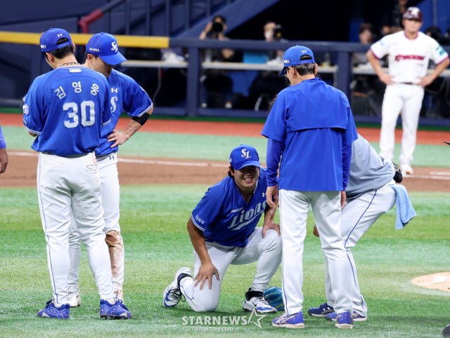 Samsung starting pitcher Yang Chang-seop (center) is hit by a ball from Ahn Chi-hong and falls to the ground during the bottom of the fourth inning with two outs and a runner on first base in the 2026 KBO League Kiwoom Heroes vs. Samsung Lions game held at Gocheok Sky Dome on the 23rd. 2026.07.23. /Photo=Senior reporter Kang Young-jo cameratalks@