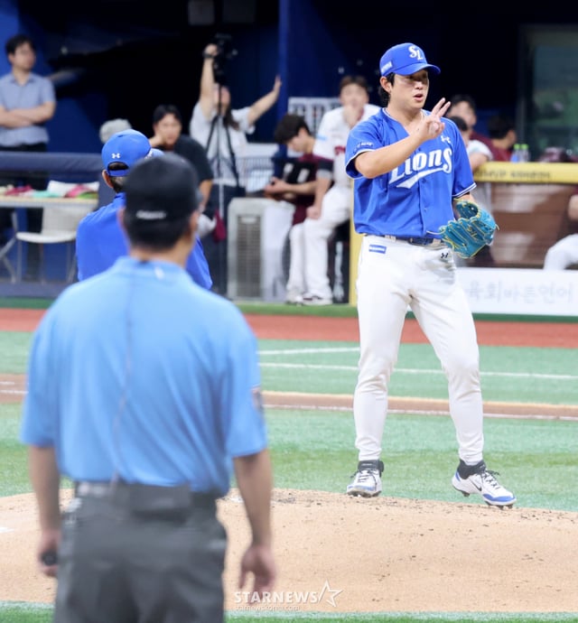 Samsung starting pitcher Yang Chang-seop is hit by a ball from Ahn Chi-hong and falls to the ground during the bottom of the fourth inning with two outs and a runner on first base in the 2026 KBO League Kiwoom Heroes vs. Samsung Lions game held at Gocheok Sky Dome on the 23rd. 2026.07.23. /Photo=Senior reporter Kang Young-jo cameratalks@