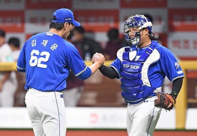 Kim Jae-yoon (left) and Kim Do-hwan after finishing the game on the 23rd. /Photo=Samsung Lions
