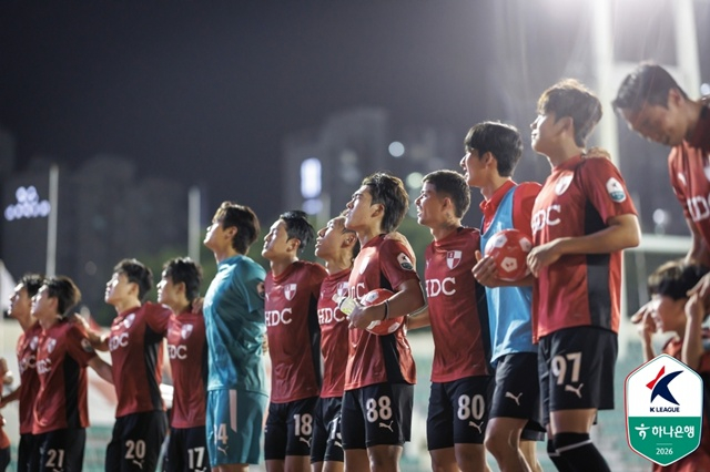 Busan IPark team greeting fans. /Photo=Korea Professional Football League