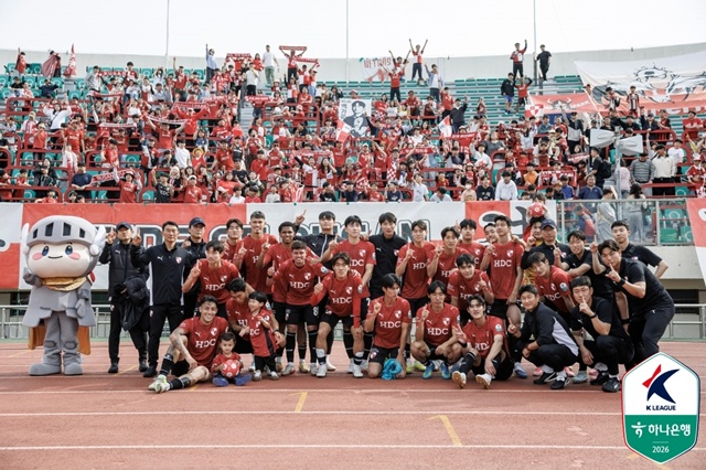 Busan IPark team taking victory commemorative photos with fans. /Photo=Korea Professional Football League