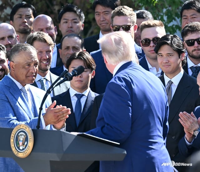 Президент Трамп (в центре, спереди) выступает с речью перед Отани (справа) и Ямамото. /AFPBBNews=NEWS1