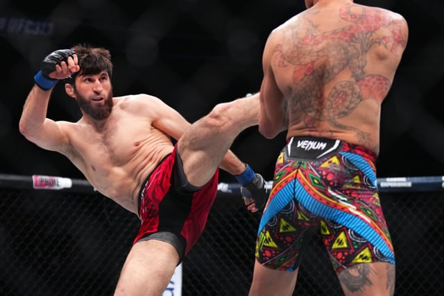 안칼라예프(왼쪽)가 왼발킥을 시도하고 있다. /사진=UFC 공식 제공