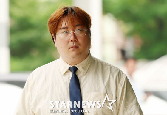강제추행 혐의로 재판에 넘겨진 작곡가 겸 방송인 유재환 /사진=김휘선 hwijpg@