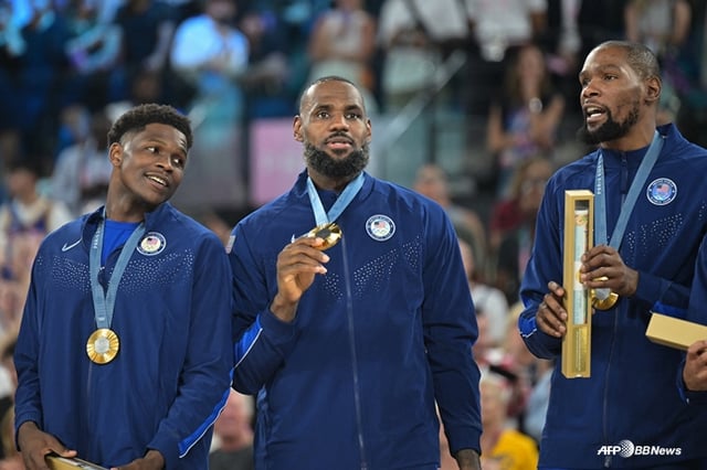 지난 2024년 7월 파리 올림픽 금메달을 획득한 직후 에드워즈(왼쪽부터), 르브론 제임스, 케빈 듀란트. /AFPBBNews=뉴스1