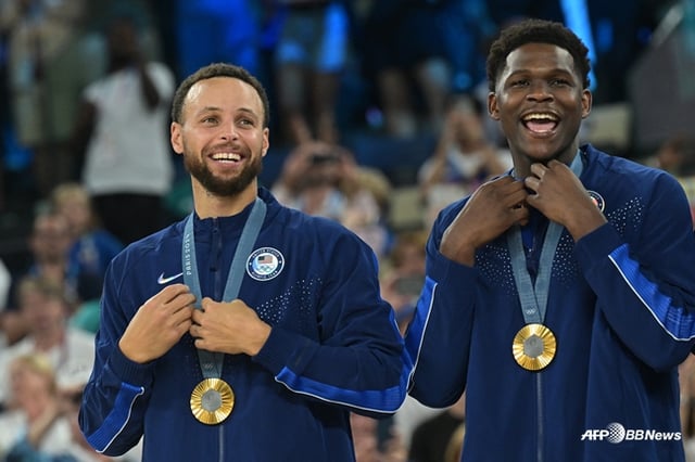 지난 2024년 7월 파리 올림픽 금메달을 획득한 직후 스테판 커리(왼쪽)와 에드워즈. /AFPBBNews=뉴스1
