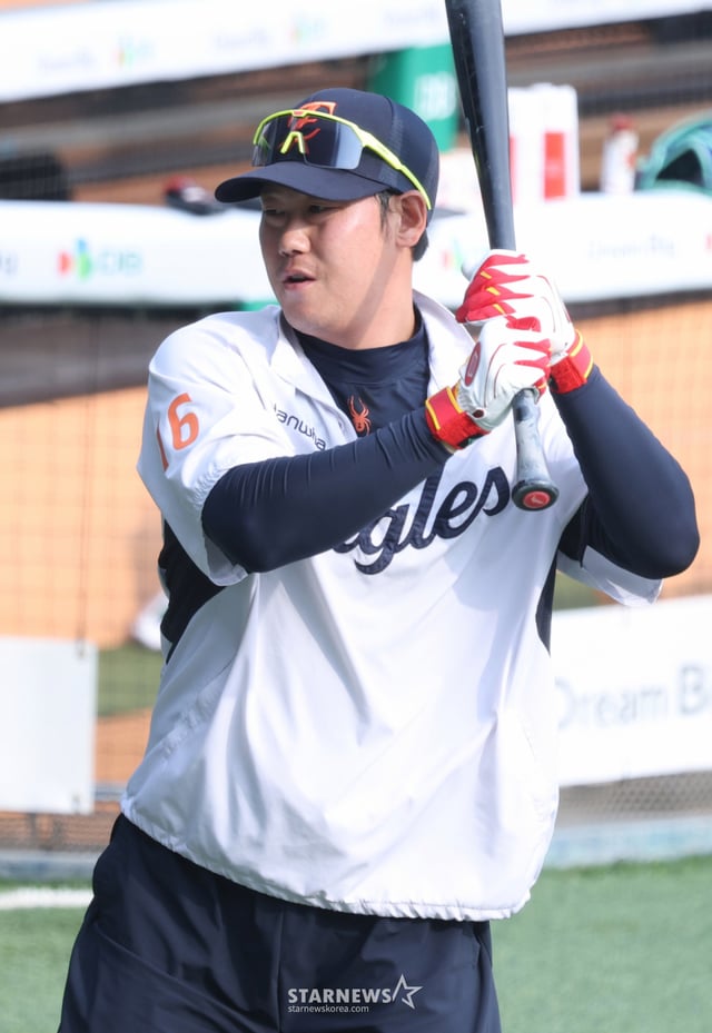The 2026 Shinhan SOL KBO League game between Doosan Bears and Hanwha Eagles was held at Seoul Jamsil Baseball Stadium on the 3rd. Hanwha's Ha Ju-seok is seen during batting practice. /Photo=Chief correspondent Kim Jin-kyung kim.jinkyung@