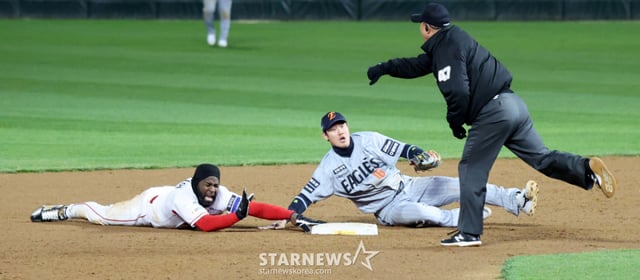 Hanwha second baseman Ha Ju-seok tags out Heredia, who was attempting a stolen base on the top of the third inning with two outs and a runner on first during the final at-bat of Choi Jung in the first game of the 2026 KBO League season between Hanwha Eagles and SSG Landers at Lander Field on the 7th. 2026.04.07. /Photo=Senior reporter Kang Young-jo cameratalks@