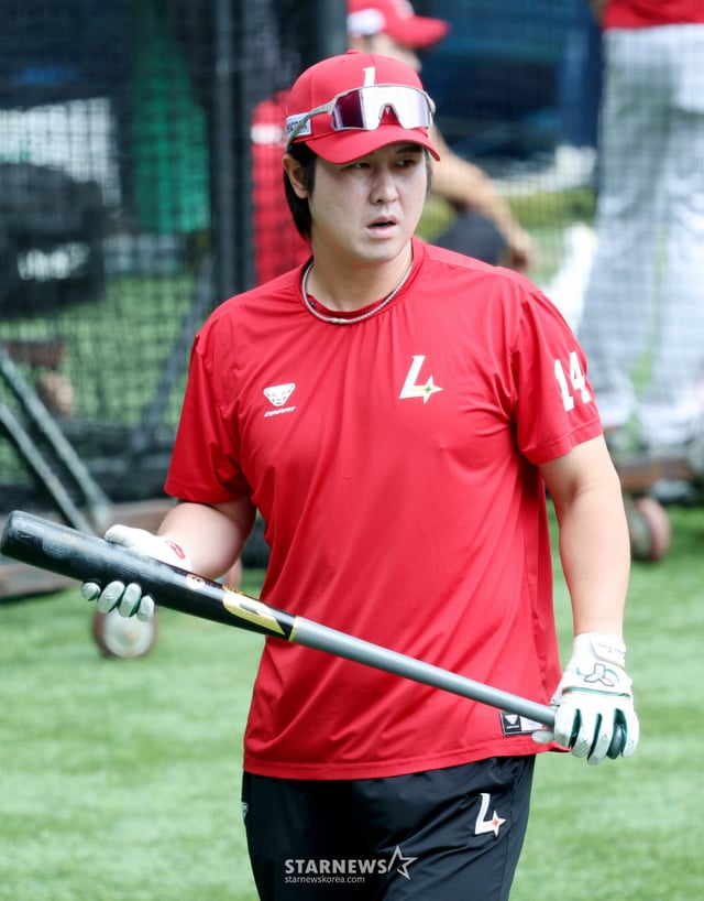 2026 신한 SOL KBO리그 두산 베어스 대 SSG 랜더스 경기가 8일 서울 잠실야구장에서 열렸다. SSG 최정이 타격 훈련을 하고 있다. /사진=김진경 kim.jinkyung@