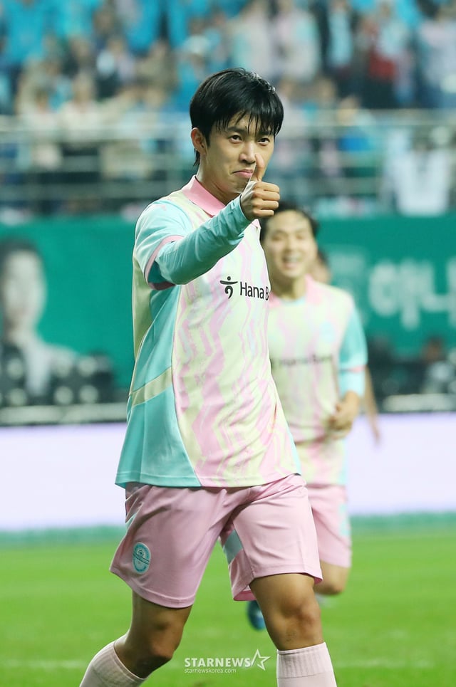 歌手イム·ヨンウンが12日午後、大田儒城区老隠洞の大田ワールドカップ競技場で開かれた「ハナ銀行慈善サッカー大会チームヒーローVSチームキ·ソンヨン」後半戦の試合でゴールを入れたチョン·ウォンソクに親指を立てている。 2024.10.12/写真=キムチャンヒョン