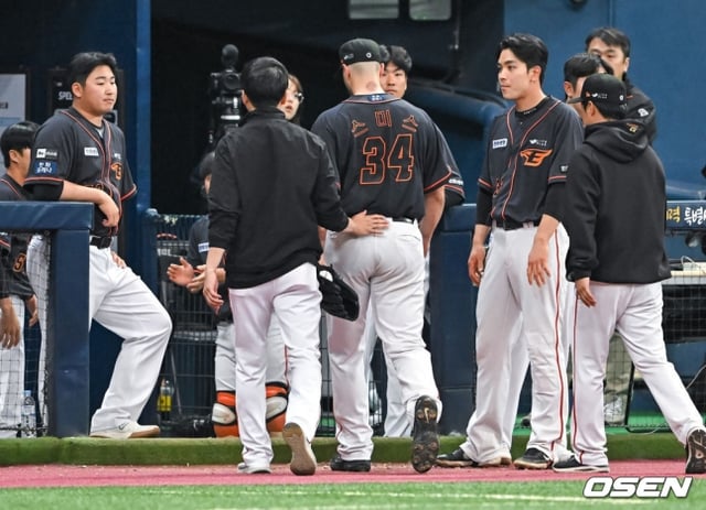2023年4月、急いでマウンドを降りるスミス。