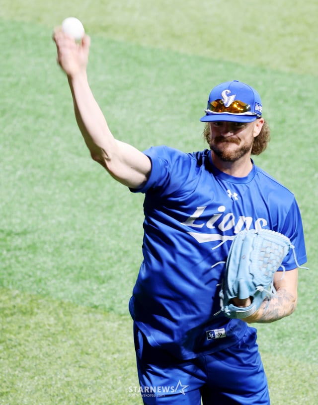 El lanzador extranjero que reemplaza a O'Clarin, Fedek de Samsung, se calienta antes del partido '2026 SOL Liga KBO Kiwoom Heroes vs. Samsung Lions' que se jugará el día 21 en el Gocheok Sky Dome. 2026.07.21. /Foto=Kang Young-jo cameratalks@