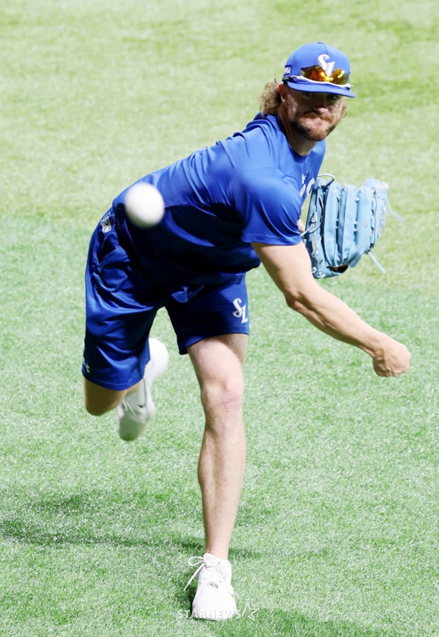 El lanzador extranjero que reemplaza a O'Clarin, Fedek de Samsung, se calienta antes del partido '2026 SOL Liga KBO Kiwoom Heroes vs. Samsung Lions' que se jugará el día 21 en el Gocheok Sky Dome. 2026.07.21. /Foto=Kang Young-jo cameratalks@