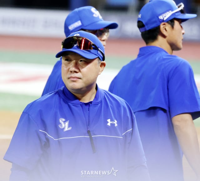 三星(サムスン)の朴ジンマン監督が3日、仁川(インチョン)SSGランダースフィールドで行われる2026KBOリーグSSGランダースと三星ライオンズの試合で6-4で勝利した後、グラウンドを出ている。 2026.07.03./写真=カン·ヨンジョ cameratalks@