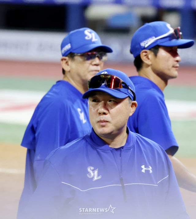 三星(サムスン)の朴ジンマン監督が3日、仁川(インチョン)SSGランダースフィールドで行われる2026KBOリーグSSGランダースと三星ライオンズの試合で6-4で勝利した後、グラウンドを出ている。 2026.07.03./写真=カン·ヨンジョ cameratalks@