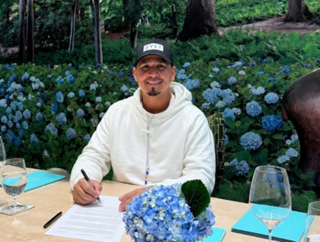 KARA firmó el contrato. /Foto=LG Twins