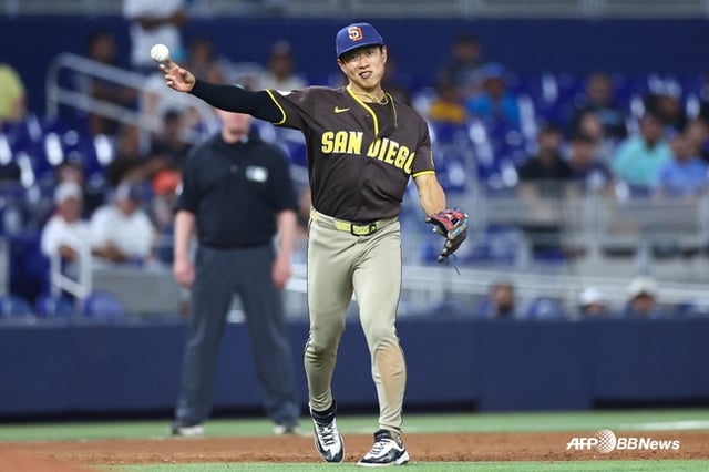 Song Sung-moon, playing as the starting third baseman on the 25th. /AFPBBNews=NEWS1