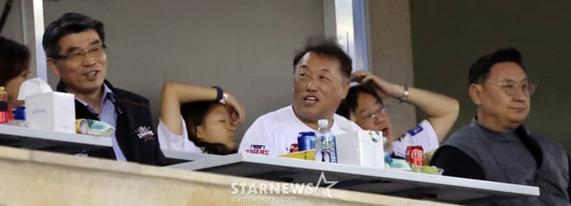 Kia Chairman Song Ho-seong (from left), Choi Jun-yeong (CEO) director, and General Manager Sim Jae-hak visited the 2025 KBO League Doosan Bears vs. KIA Tigers game held at Jamsil Stadium on June 5, 2025, to cheer for the team. /Photo=Senior reporter Kang Young-jo cameratalks@