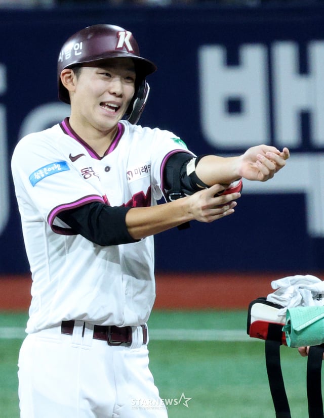 2026 신한 SOL KBO리그 키움 히어로즈 대 삼성 라이온즈 경기가 22일 서울 고척스카이돔에서 열렸다. 키움 권혁빈이 5회말 1사 2루에서 1티점 적시 2루타를 날리고 출루한 후 1루 코치의 환영을 받고 있다. /사진=김진경 kim.jinkyung@