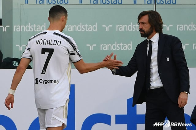 Thời kỳ Juventus với Cristiano Ronaldo và huấn luyện viên Andrea Pirlo (bên phải). /AFPBBNews=NEWS1