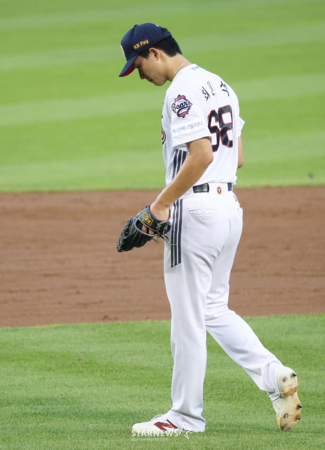 10승 사냥에 나선 다승 1위 최민석이 아홉수 된통 걸렸다.   2026 신한 SOL KBO리그 두산 베어스 대 삼성 라이온즈 경기가 24일 서울 잠실야구장에서 열렸다  두산 선발 최민석은 2⅔이닝(72구) 7피안타 4볼넷 1탈삼진 10실점(4자책)으로 무너지며 올 시즌 3패째를 떠안았다.        앞선 17차례 선발 등판에서 최소 4이닝을 소화했던 최민석이 3회에 강판된 것은 올 시즌 처음이다. 한 경기 10실점 역시 시즌 개인 최다 기록이다. /사진=김진경 kim.jinkyung@