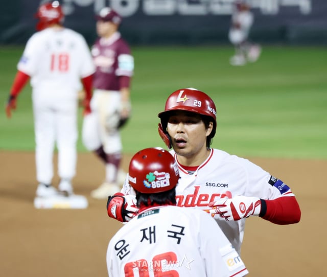 SSG 랜더스 한유섬(오른쪽). /사진=강영조 선임기자