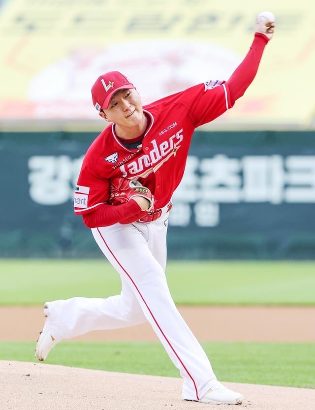 Kim Geon-woo of the SSG Landers started against the NC Dinos at Incheon SSG Landers Field on the 25th in a home game and pitched hard. /Photo=SSG Landers provided