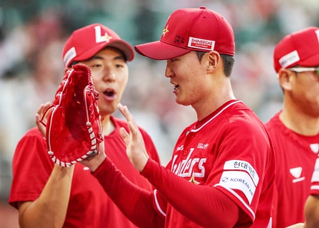 Kim Geon-woo of the SSG Landers started against the NC Dinos at Incheon SSG Landers Field on the 25th in a home game, finished his innings without allowing a run, and was greeted by Kim Min-jun as he headed back to the dugout. /Photo=SSG Landers provided